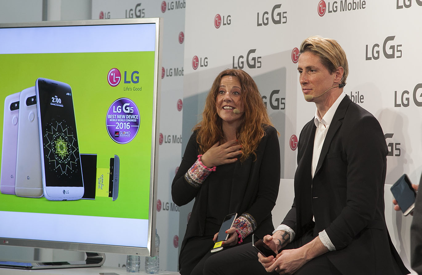 El jugador de fútbol Fernando Torres, “embajador” de LG junto a Araceli de la Fuente, directora de marketing de telefonía de la marca en la presentación en España del LG G5.