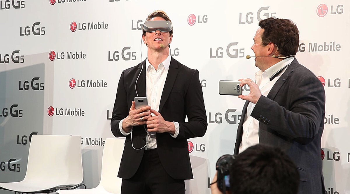 Uno de los detalles simpáticos de la presentación ha sido presenciar como el jugador Fernando Torres prueba por primera vez unas gafas de realidad virtual.